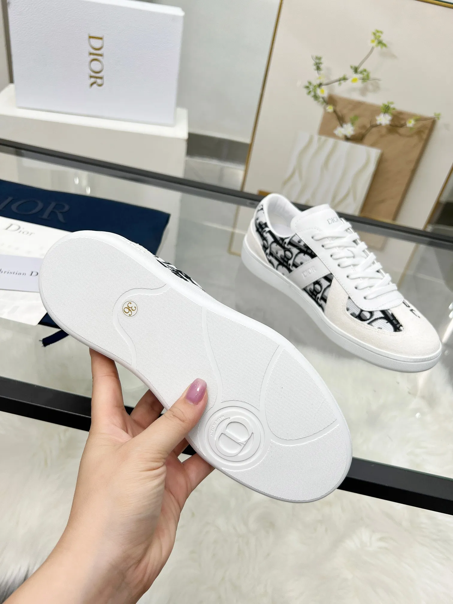 👟👟Ex-factory price 460👟👟Male size +10 correct✅ version. 𝐃𝐢𝐨𝐫 𝟮𝟱𝐏𝐫𝐞-𝐅𝐚𝐥𝐥 𝐁𝐞𝐫𝐥𝐢𝐧 𝟬𝟭 Dior B01 couple casual moral training shoes white shoes sneakers late 90s fashion brand Maison Margiela purchased GAT in large quantities and gave them a makeover. This shoe type of De Xun officially started its fashion journey. Original: Top layer of cowhide, cowhide lining, original outsole Size: 35-45 (40 for women, 45 for men, custom made, non-refundable)